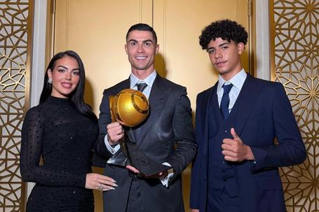 Georgina Rodríguez com Cristiano Ronaldo e Júnior - Foto: @georginagio