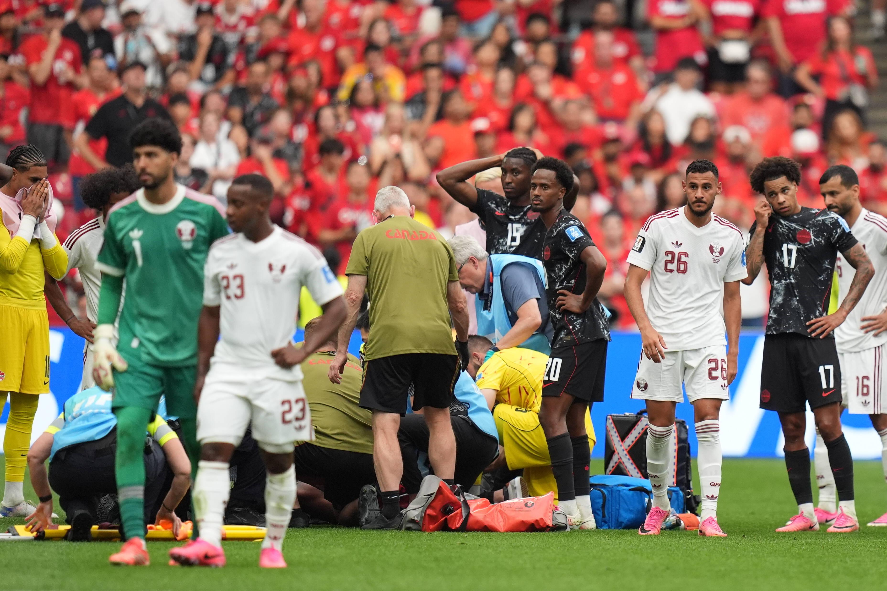 Vários jogadores levaram as mãos à cabeça após a lesão grave de Ismael Koné