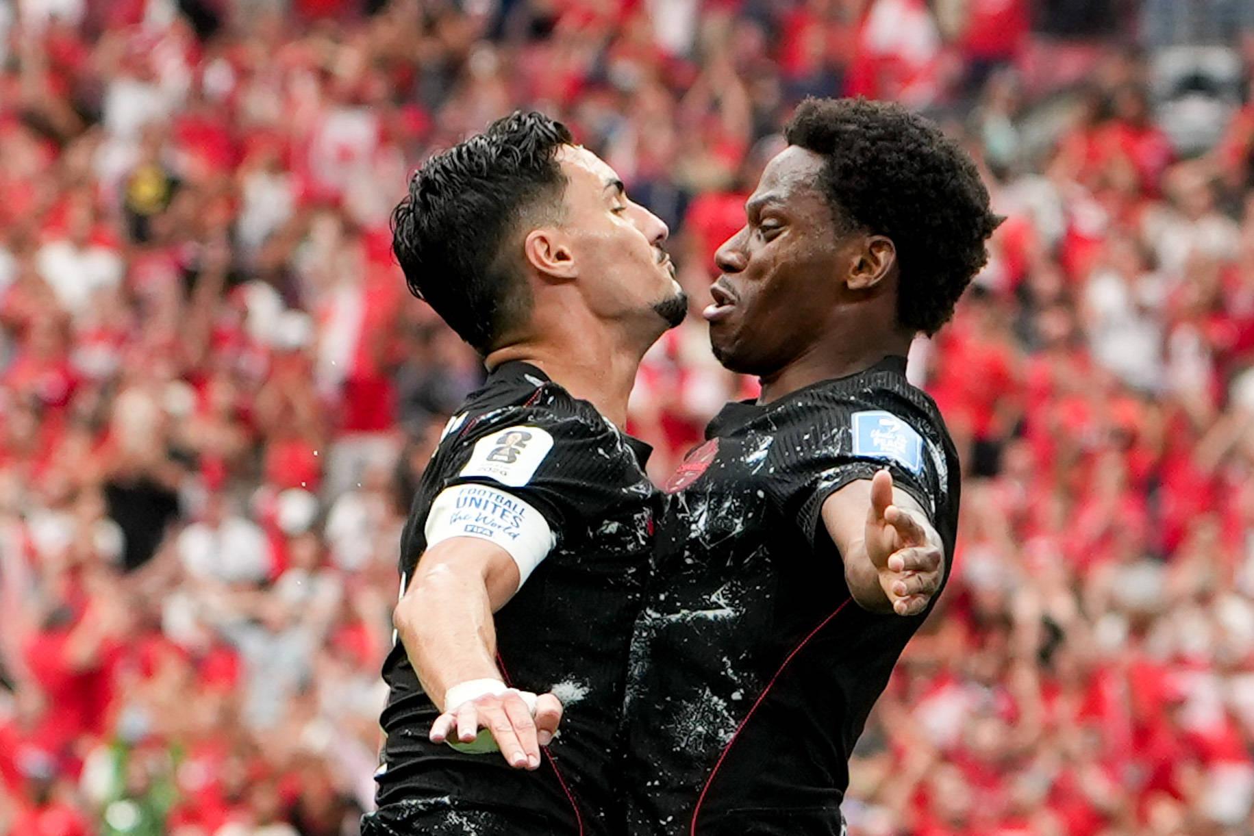Eustáquio celebra com Jonathan David, que assinou um hat trick