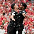 Eustáquio celebra com Jonathan David, que assinou um hat trick