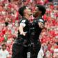 Eustáquio celebra com Jonathan David, que assinou um hat trick