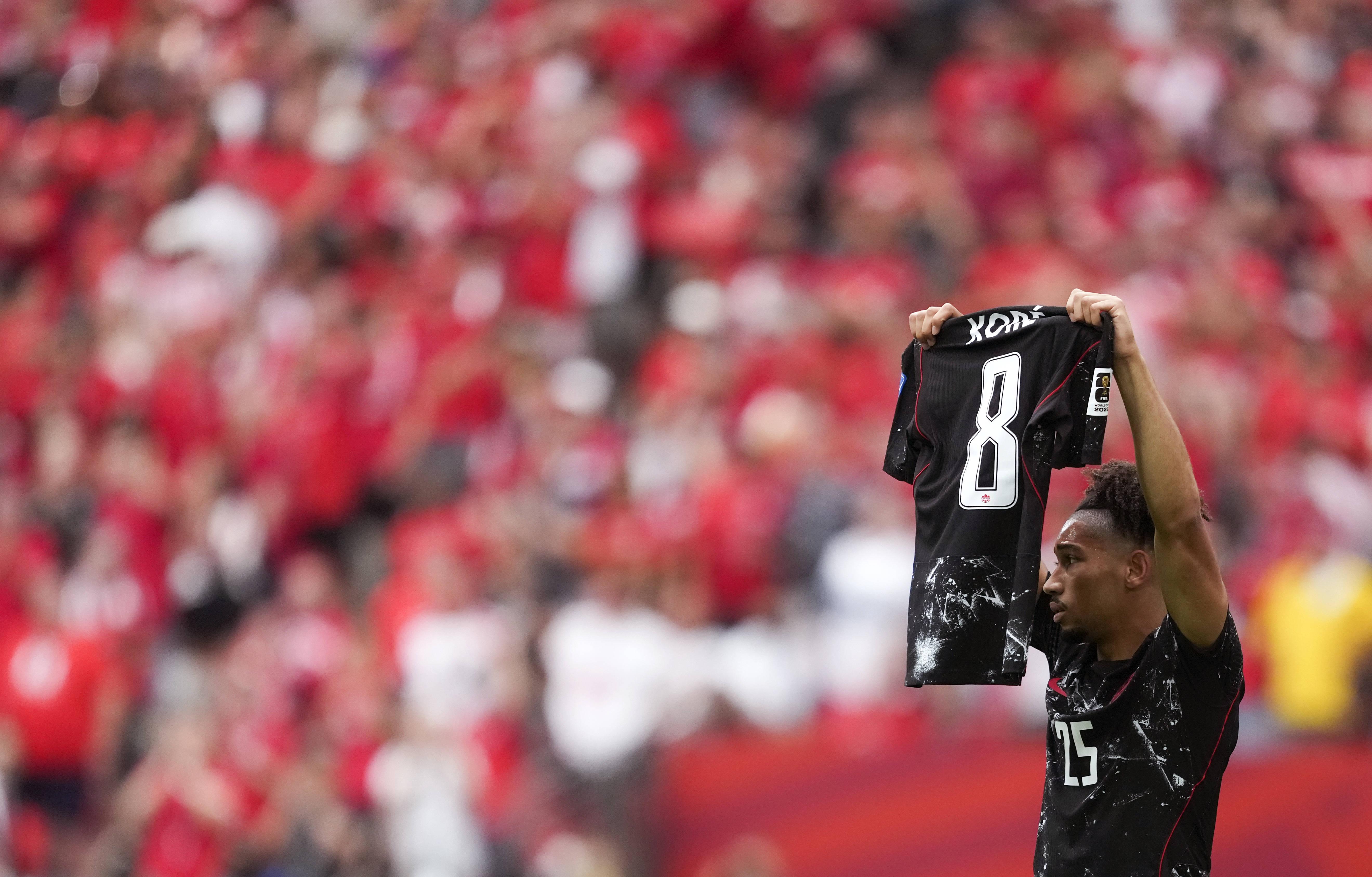 Nathan Saliba exibe camisola de Ismael Koné, após este ter saído de campo, gravemente lesionado