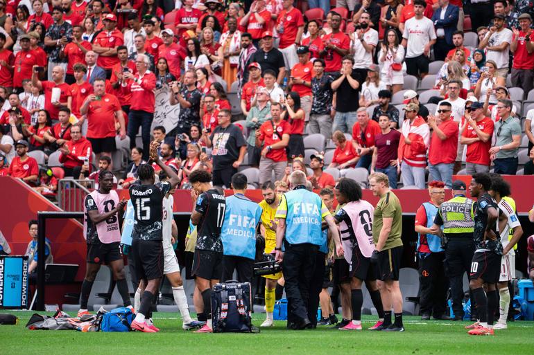 Lesão arrepiante de Ismael Koné deixou jogadores  das duas seleções chocados
