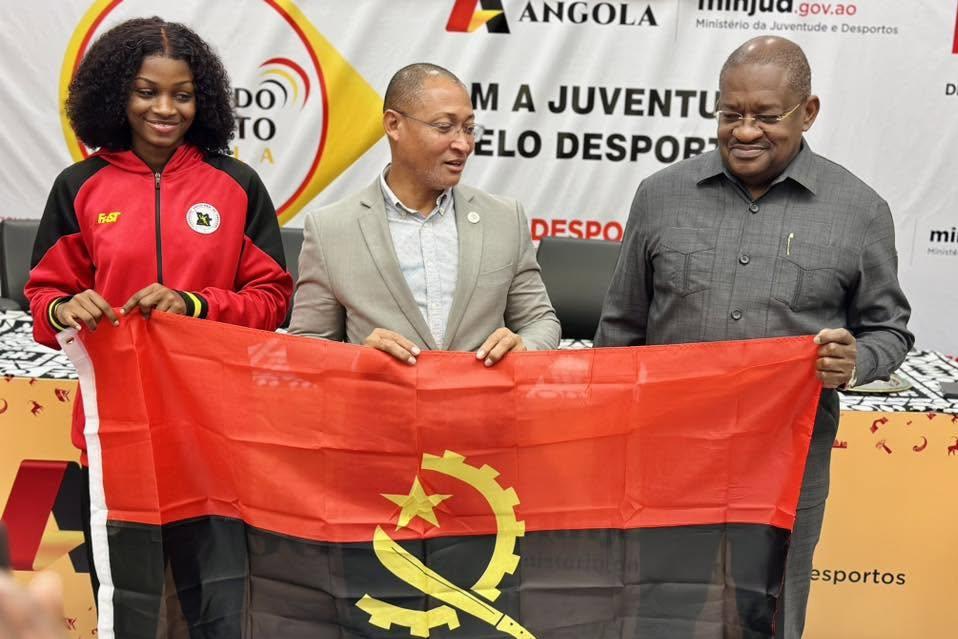 Cerimónia de entrega da bandeira à seleção júnior feminina de andebol