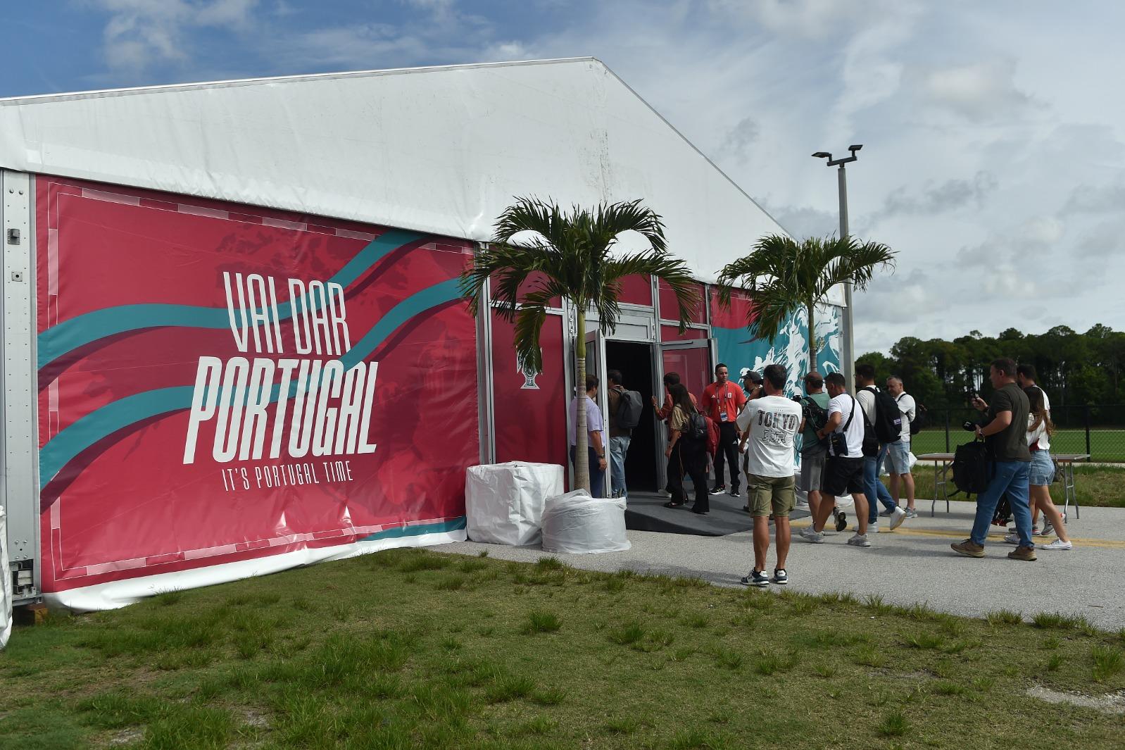 Entrada para a sala de trabalho dos media que acompanham a Seleção Nacional neste Mundial 2026 - Foto: MIGUEL NUNES