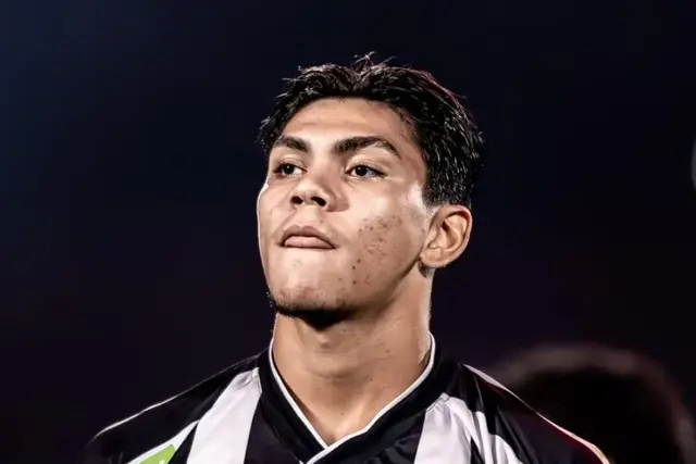 Gabriel Índio, central de 17 anos