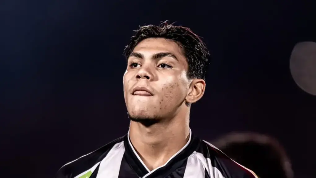 Gabriel Índio, central de 17 anos