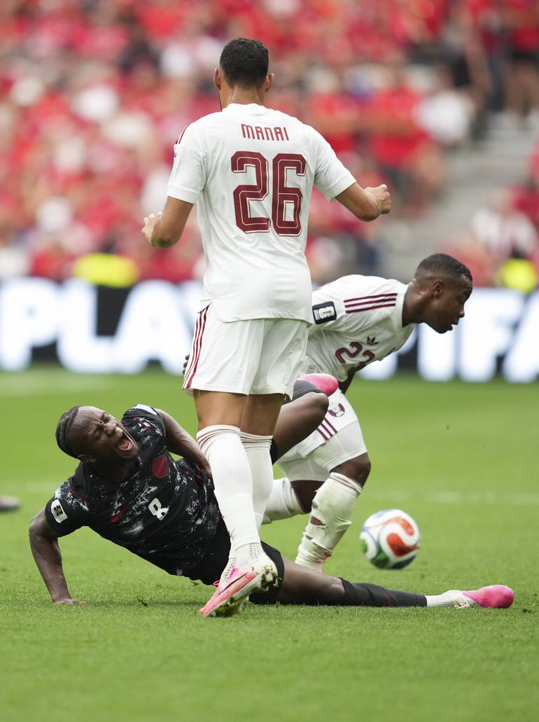 Momento em que Ismael Koné é atingido por Assim Madibo