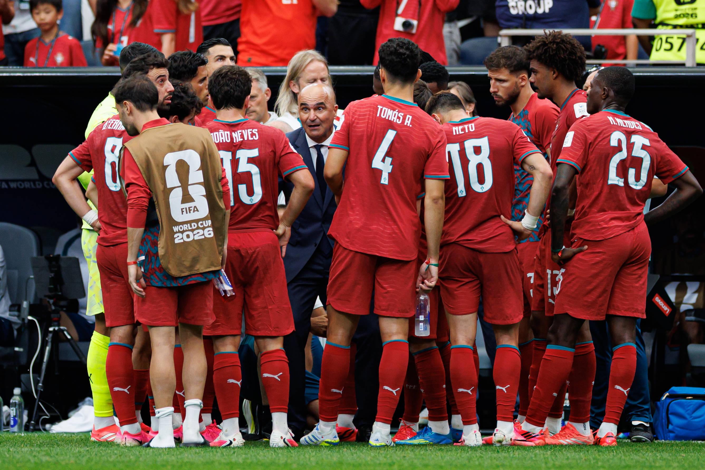 Roberto Martínez dá indicações aos jogadores durante o Portugal-RD Congo