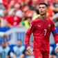 Ex-avançado diz que Ronaldo deveria estar no banco: «Nunca será o Messi»