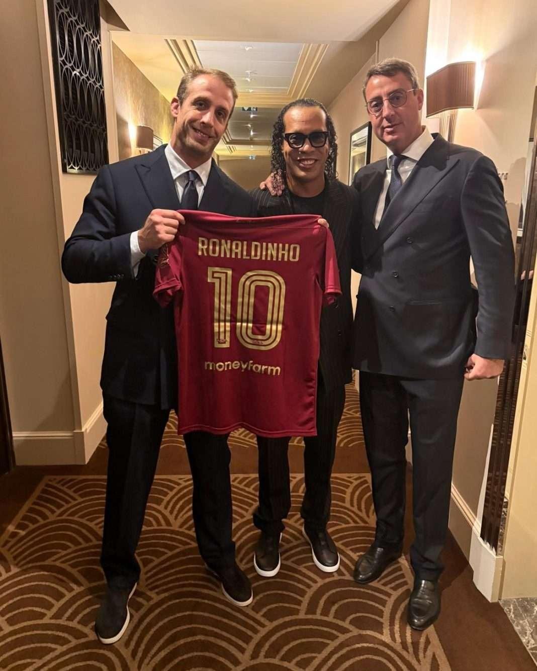 Ronaldinho com a camisola do Ravenna. O regresso de um futebolista com grande talento D. R.