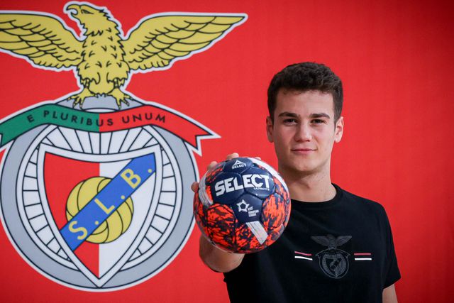 Benfica renova com central espanhol até 2026