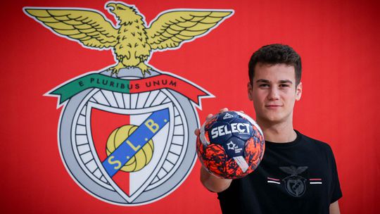 Benfica renova com central espanhol até 2026