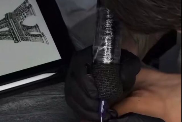 Vídeo: Alcaraz tatua vitória em Roland Garros