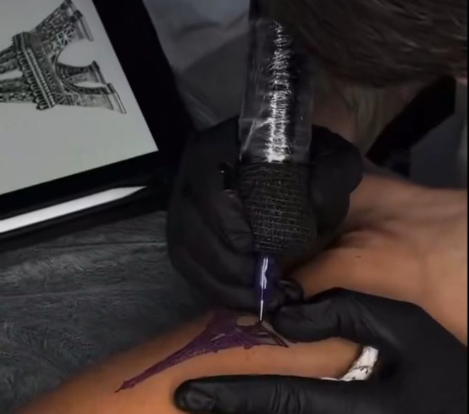 Vídeo: Alcaraz tatua vitória em Roland Garros