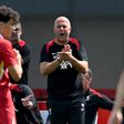 Derrota para Arne Slot na estreia pelo Liverpool na pré-época