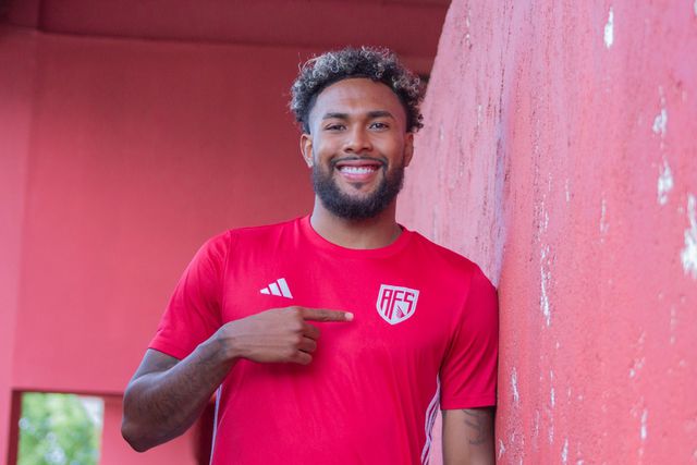 Oficial: Cristian Devenish reforça defesa do Aves SAD