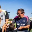 Capitão Hjulmand com Paulinho, figura muito acarinhada no seio leonino, a distribuírem autógrafos
