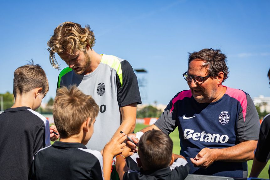 Capitão Hjulmand com Paulinho, figura muito acarinhada no seio leonino, a distribuírem autógrafos
