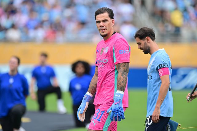 Ederson ao lado de Bernardo Silva no Mundial de Clubes pelo Man. City