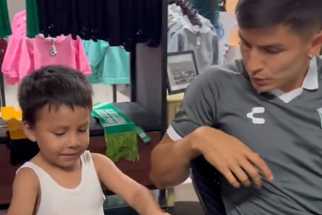 Vídeo: Gesto comovente de jogador do Leon com criança sem camisola