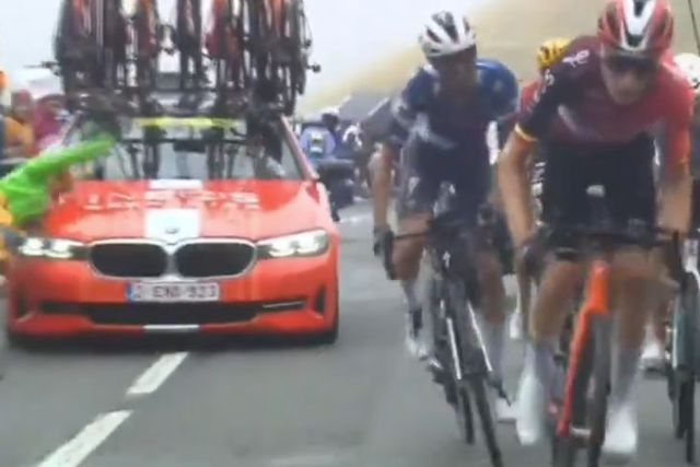 Tour: Carro da Ineos abalroa espectadora (vídeo)