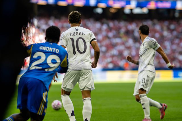 Matheus Cunha ao lado de Bruno Fernandes