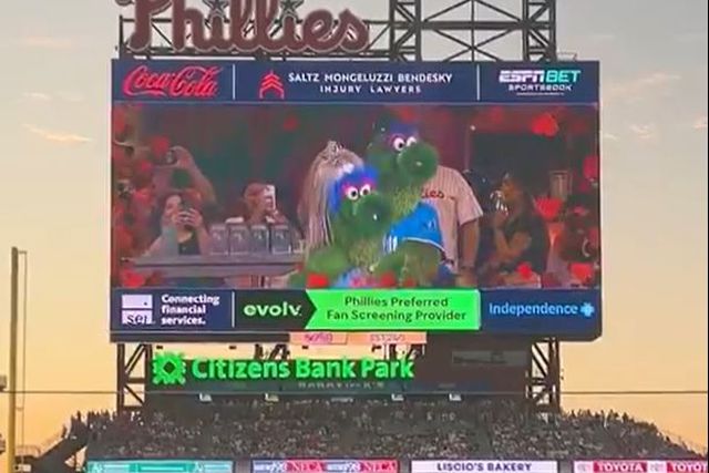 Vídeo: Mascotes recriam momento que tramou empresário no concerto dos Coldplay 