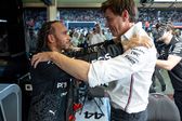 Lewis Hamilton e Toto Wolff em 2024, quando ainda trabalhavam juntos na Mercedes (IMAGO)