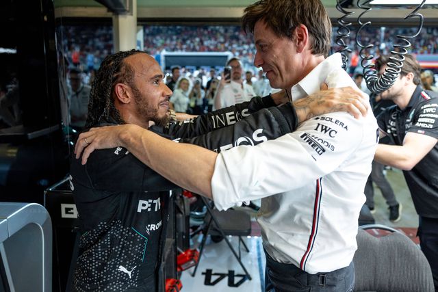 Lewis Hamilton e Toto Wolff em 2024, quando ainda trabalhavam juntos na Mercedes (IMAGO)