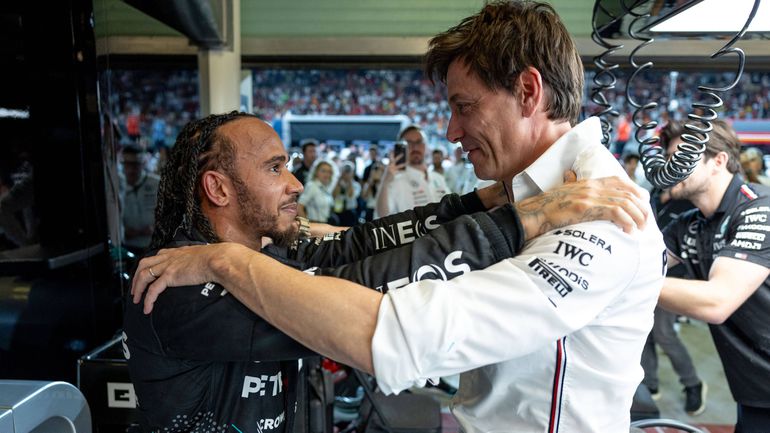 Hamilton ainda pede conselhos amorosos a Toto Wolff
