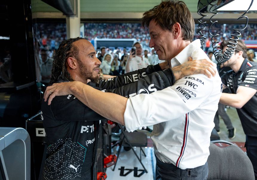Lewis Hamilton e Toto Wolff em 2024, quando ainda trabalhavam juntos na Mercedes (IMAGO)