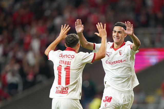 Diego Rodrigues a festejar o golo com Gharbi