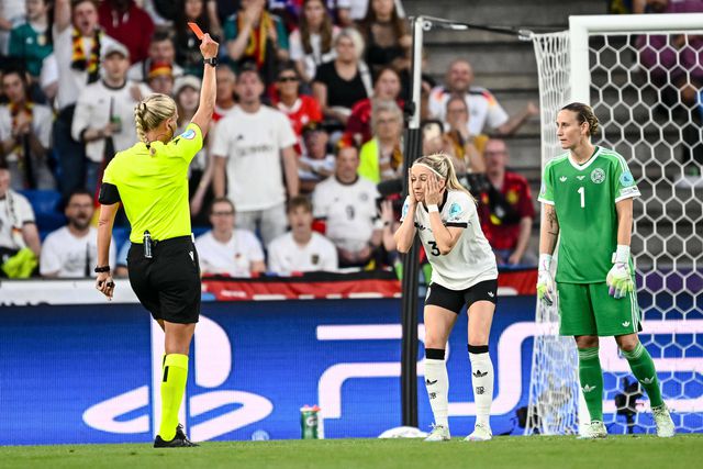 Árbitra a mostrar o vermelho direto a Hendrich