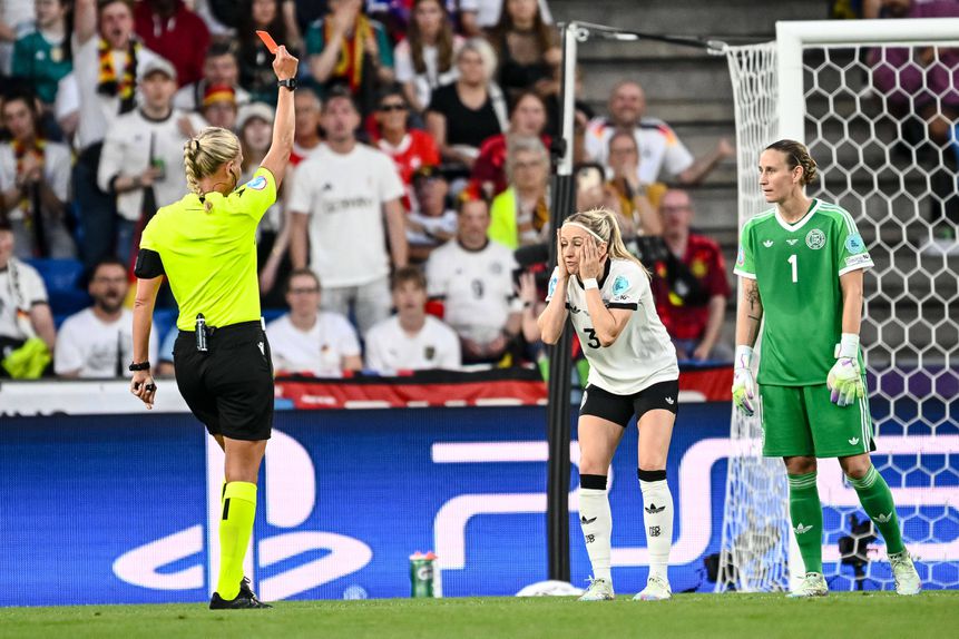 Árbitra a mostrar o vermelho direto a Hendrich