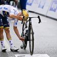 Remco Evenepoel, ciclista belga de 25 anos da Soudal Quick Step, olha para a bicicleta antes da partida para a 14.ª etapa do Tour, precisamente a que ditou o abandono do campeão olímpico de fundo e crono