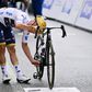 Remco Evenepoel, ciclista belga de 25 anos da Soudal Quick Step, olha para a bicicleta antes da partida para a 14.ª etapa do Tour, precisamente a que ditou o abandono do campeão olímpico de fundo e crono