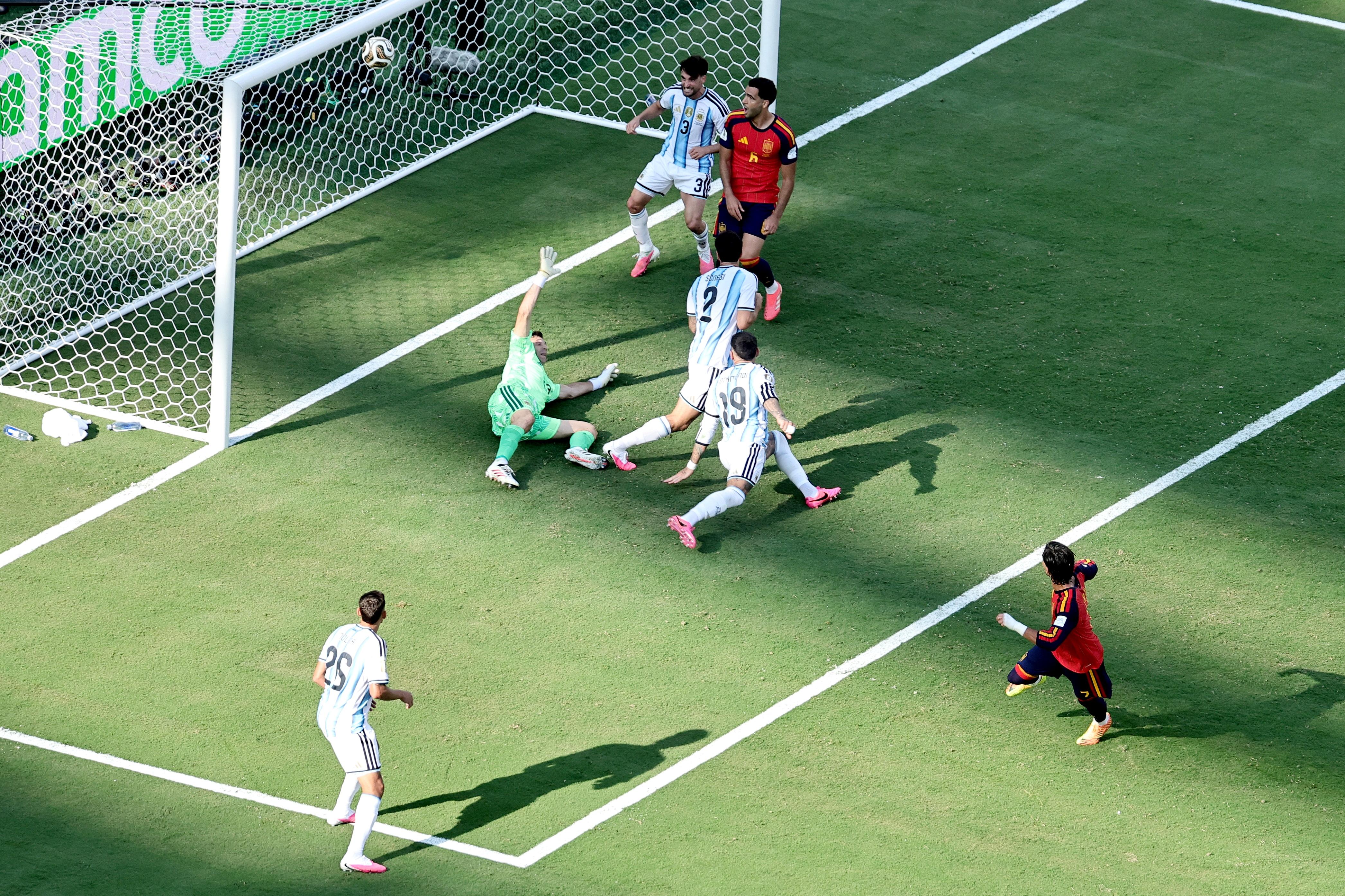Minuto 106: Ferran Torres aponta o golo com que a Espanha rouba o título mundial à Argentina (EPA/RONALD WITTEK)