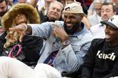 LeBron James com a mulher  Savanna e o agente Rich Paul       Fotografia Imago