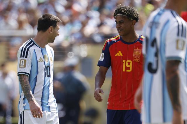 Messi e Yamal (EPA/SHAWN THEW)
