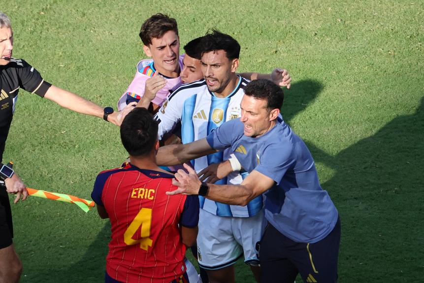 Lionel Scaloni tentou apaziguar os ânimos após um final de jogo 'quentinho' (IMAGO)
