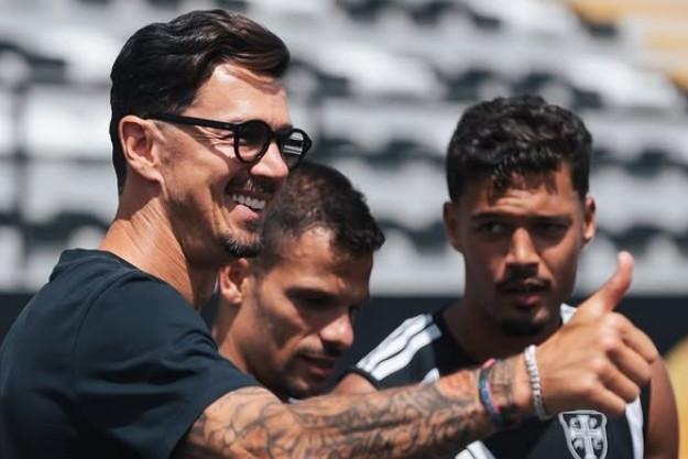 José Fonte, campeão da Europa por Portugal, 'voltou' ao seio dos gansos para dar força ao clube para a noca época — Foto: Casa Pia