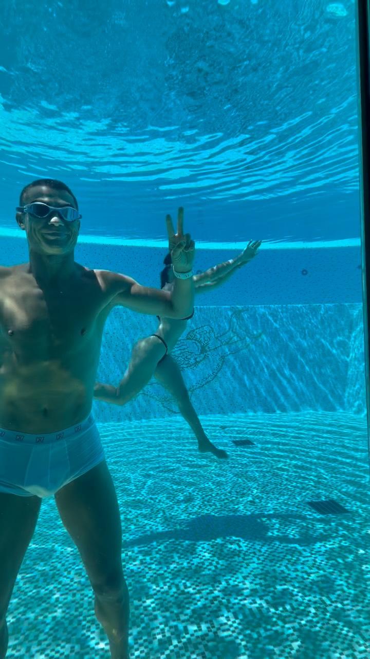 Cristiano Ronaldo surge no vídeo de Georgina Rodríguez submerso na piscina - Fotoe: @georginagio/Instagram