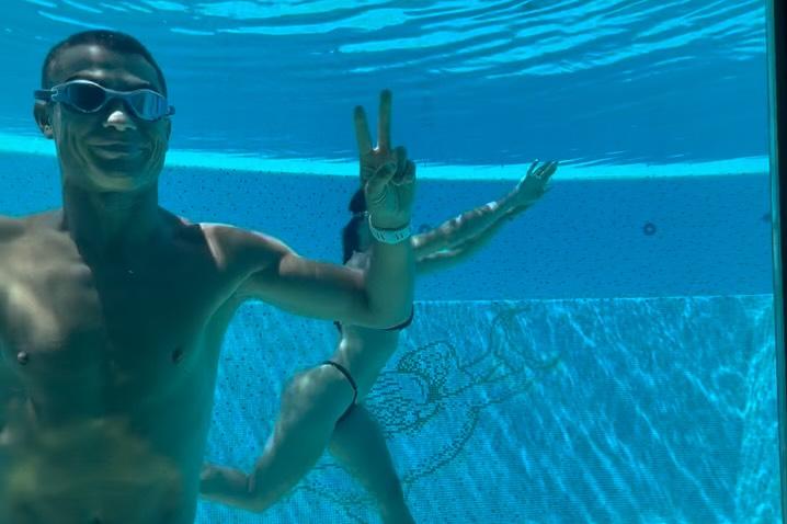 Cristiano Ronaldo surge no vídeo de Goergina Rodríguez submerso na piscina - Fonte: @georginagio/Instagram