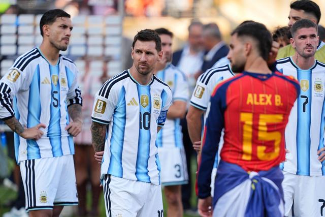 Um génio demasiado só no adeus perante a justa campeã
