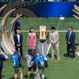 Andrés Iniesta, Carlos Alcaraz e Mario Kempes levaram o troféu de campeão do mundo para o relvado - FOTO IMAGO