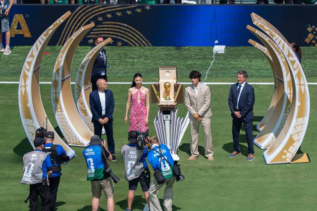 Andrés Iniesta, Carlos Alcaraz e Mario Kempes levaram o troféu de campeão do mundo para o relvado - FOTO IMAGO