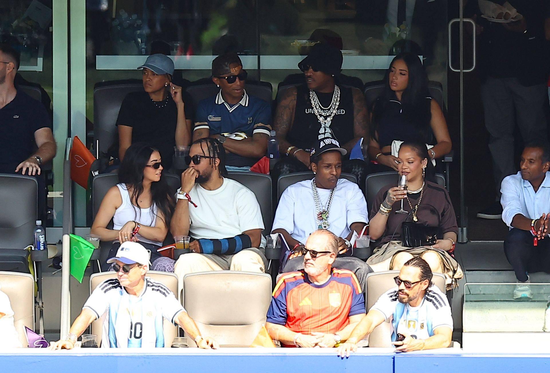 Jalen Brunson, basquetebolista dos Knicks, e os artistas Asap Rocky, Rihanna e Pharrell Williams no mesmo camarote