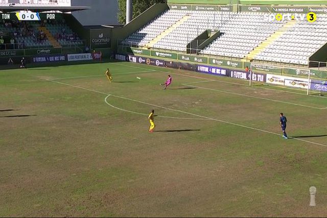 Relvado, mas pouco: as difíceis condições do relvado do Tondela-FC Porto B (foto)