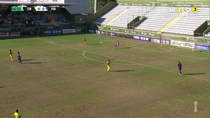 Relvado, mas pouco: as difíceis condições do relvado do Tondela-FC Porto B (foto)